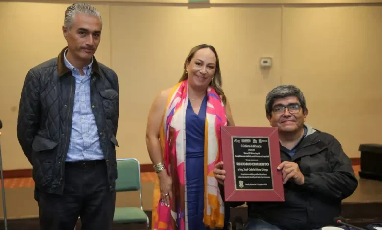 Reconoce presidenta honoraria del DIF Michoacán al activista Gabriel Mora