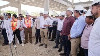 Supervisan Bedolla y Zoé Robledo obras del hospital comunitario de Maruata