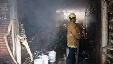 Un incendio consumió 20 locales de un mercado de Apatzingán