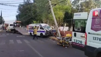 Una combi chocó contra una escuela