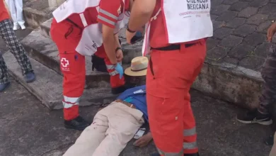 Adulto mayor murió al bajar la escalera de una banqueta