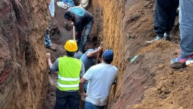 Cae contrucción de zanja y atrapa a trabajadores