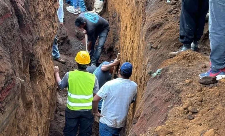 Cae contrucción de zanja y atrapa a trabajadores
