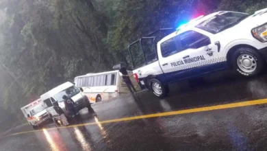 Cinco lesionados por volcadura de camión de pasajeros