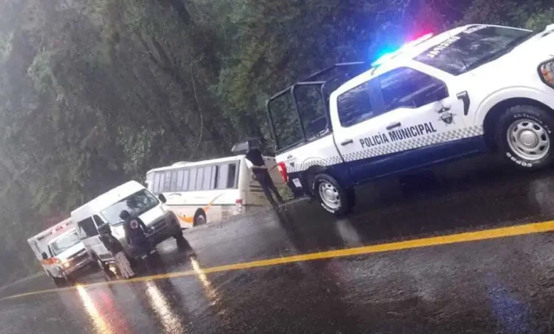 Cinco lesionados por volcadura de camión de pasajeros
