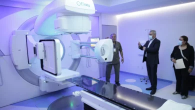 Conoce el gobernador equipo avanzado contra el cáncer que será instalado en Michoacán