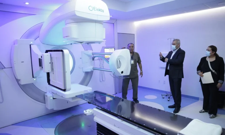 Conoce el gobernador equipo avanzado contra el cáncer que será instalado en Michoacán