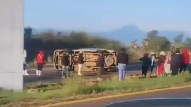 Cuatro lesionados por volcadura de una camioneta que transportaba jornaleros