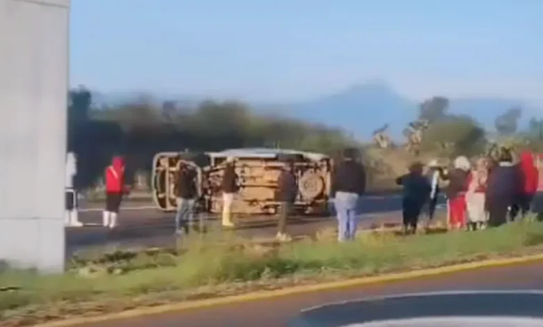 Cuatro lesionados por volcadura de una camioneta que transportaba jornaleros