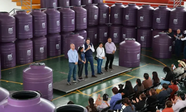 Entregó Alfonso Martínez 1,200 tinacos para familias de escasos recursos