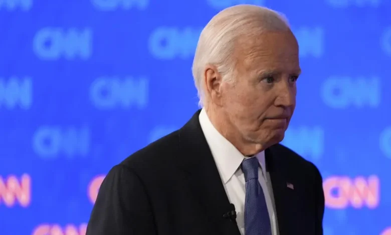 Joe Biden renunció como candidato, sacudiendo las campañas de EU