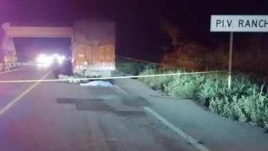 Muere motociclista al chocar contra un camión