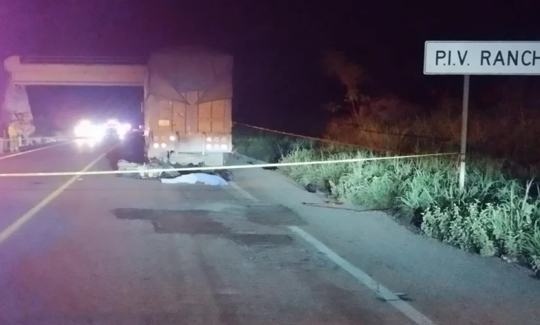 Muere motociclista al chocar contra un camión