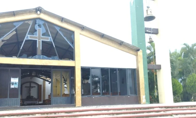 Párroco de Coahuayana denunció la explosión de un artefacto que dañó seriamente un templo
