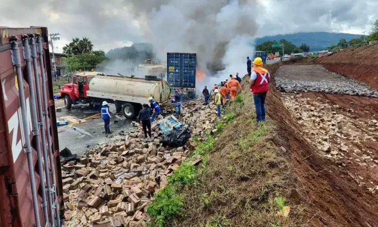 Sos dos los muertos por choque de tres tráilers en Ziracuaretiro