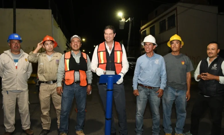Alfonso Martínez supervisó la instalación de luminarias en la colonia Independencia