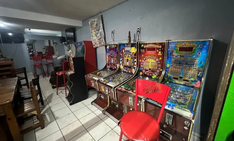 En cateo en Villas del Pedregal decomisaron tragamonedas y drogas