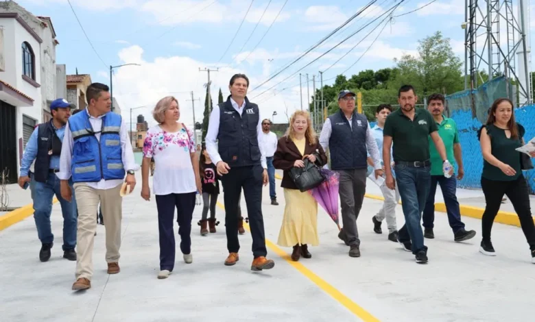 Entrega Alcalde pavimentación en la Col. 12 de diciembre