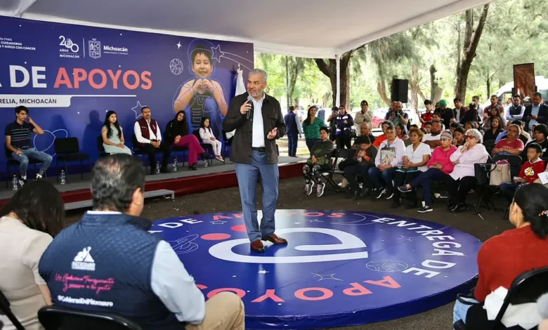 Entrega Bedolla apoyos a familias cuidadoras de niños con cáncer