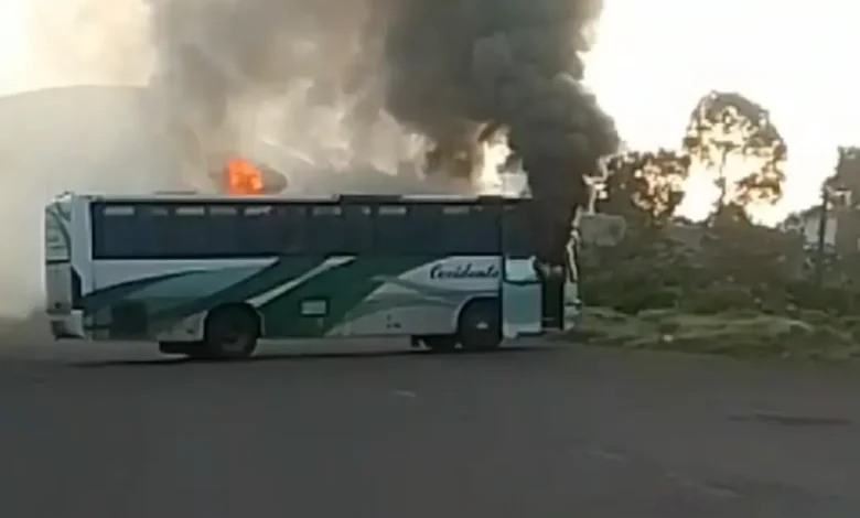 Queman camión de pasajeros en demanda de aparición de policías desaparecidos