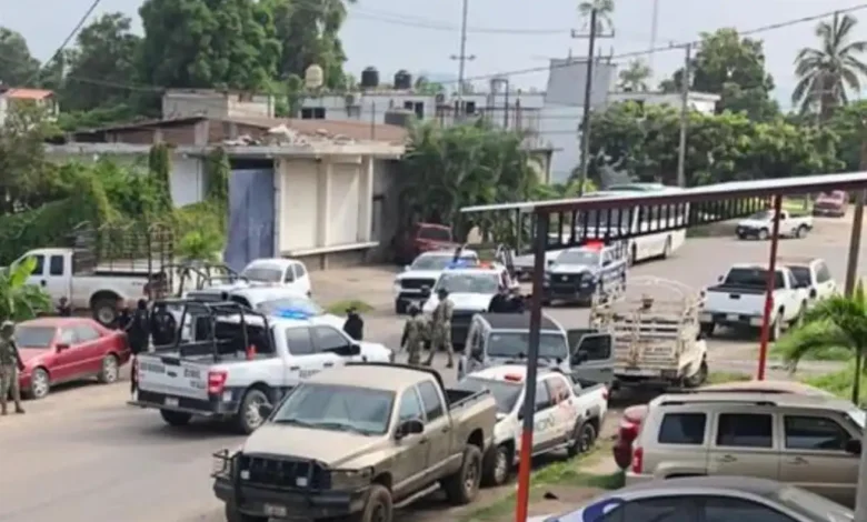 Recuperan camioneta robada y detienen a dos, en Lázaro Cárdenas