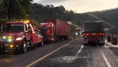 Un camión de carga cayó a un barranco de 30 metros