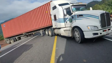 Un trailer quedó obstruyendo dos carriles de la Siglo XXI