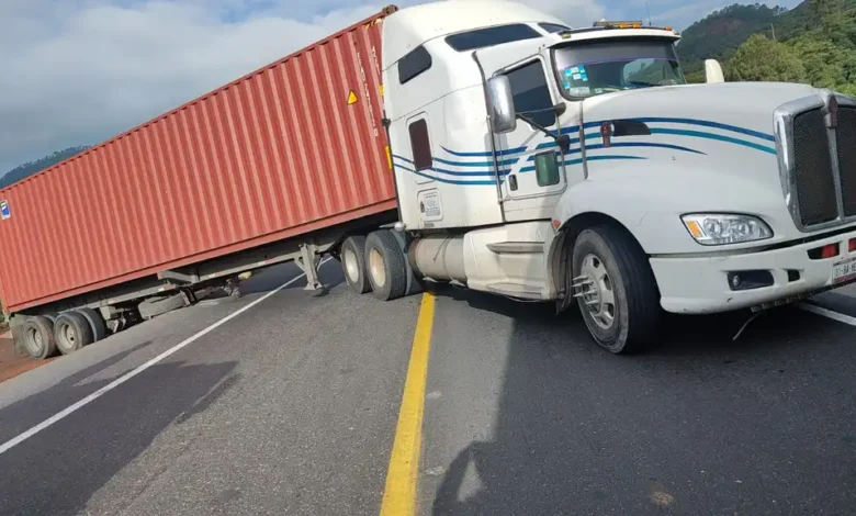 Un trailer quedó obstruyendo dos carriles de la Siglo XXI