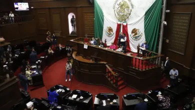 Morelia, Michoacán, a 13 de septiembre de 2024.- Por unanimidad, la 75 Legislatura de Michoacán aprobó reforzar las sanciones a distintos delitos relacionados a la violencia sexual, establecidos en el Código Penal del Estado. Se trata de delitos como: violación genérica, violación entre cónyuges, abuso sexual, hostigamiento sexual siendo docente, lenocinio, violencia digital a la intimidad sexual, entre otros. El dictamen presentado por la Comisión de Justicia, fue el resultado del estudio y análisis de 22 iniciativas de las y los legisladores y del Gobernador del Estado que presentaron en su momento, para así reformar dicho Código atendiendo los estándares internacionales en la materia. En este sentido, se estableció que se le impondrá de 9 a 20 años de prisión a quien por medio de violencia física o psicológica realice cópula, y en el caso de que exista un vínculo matrimonial o de concubinato, el delito se perseguirá por querella; asimismo, la violación equiparada, se sancionará con pena de 10 a 30 años de prisión. Ahora por ley, será motivo de pena de prisión el uso de nuevas tecnologías para editar o modificar la apariencia y hacer que ésta corresponda a determinada persona, en su rostro, cuerpo, voz o cualquier otra característica. De igual forma, se agrega un tipo penal en el que se prohíbe tajantemente la comunicación de adultos con un menor de edad o con quien no tenga capacidad para comprender el significado del hecho o para resistirlo, por medios digitales, con fines lascivos o proposiciones de índole sexual, castigando de cinco a veinte años de prisión y multa de quinientos a mil días; las penas previstas en este artículo se aumentarán en dos terceras partes cuando el actor, además, procure un encuentro personal. Respecto al delito de abuso sexual, se reformula la construcción típica del delito, entendiendo como tal, los tocamientos o manoseos corporales obscenos, o los que representen actos explícitamente sexuales u obliguen a la víctima a representarlos; este delito se perseguirá por querella, salvo que concurra violencia en cuyo caso se procederá de oficio. En el caso de los menores de dieciocho años de edad o persona que no tenga capacidad para comprender el significado del hecho o que por cualquier causa no pueda resistirlo, o la haga observar o ejecutar dicho acto, se le impondrá de 9 a 20 años de prisión y multa de 750 a 2 mil 250 Unidades de Medida y Actualización. Si se hiciere uso de violencia física o psicológica, la pena prevista se aumentará hasta en una mitad. Se inhabilitará de uno a cinco años, al servidor público que cometa hostigamiento sexual; cuando el sujeto activo sea docente y cometa el delito en ejercicio de sus funciones, será suspendido del ejercicio de la profesión e inhabilitado de uno hasta cinco años para ejercer cargos o comisiones de docencia.