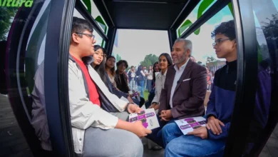 Bedolla muestra a estudiantes de la UMSNH cabina del teleférico de Morelia