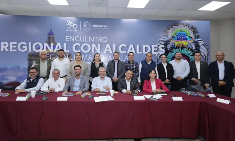 Bedolla pide a alcaldes cerrar filas para rehabilitación de carreteras federales