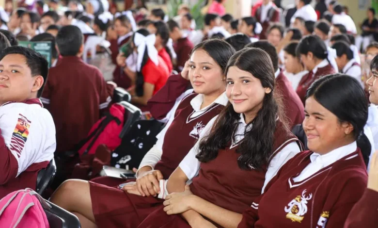 Cerca de 26 mil estudiantes de región Uruapan recibieron sus tenis