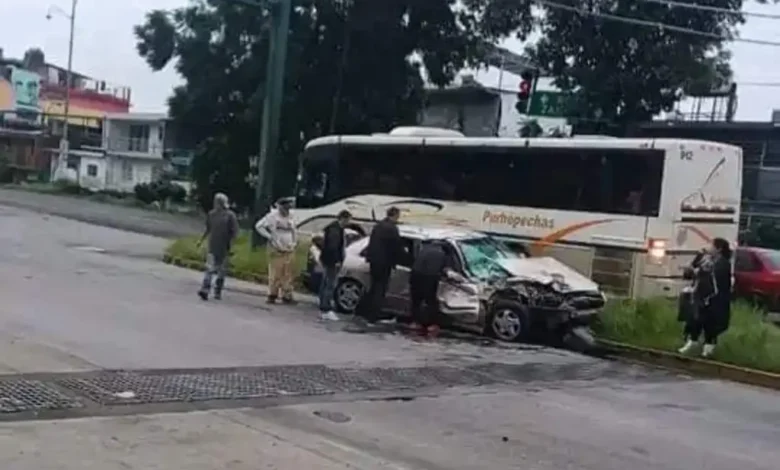 Choca un torton contra un coche particular, en Uruapan