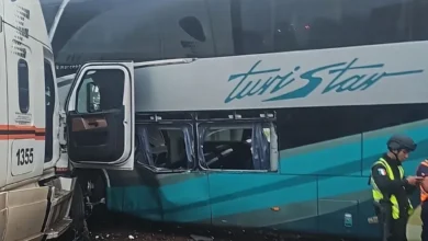 Choque de camión de pasajeros y trailer deja dos muertos