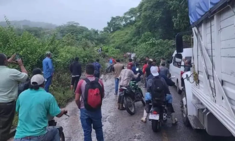 Derrumbe en carretera de Tzitzio