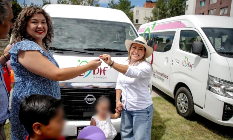 Entrega DIF Michoacán 4 camionetas a Centros de Asistencia Social