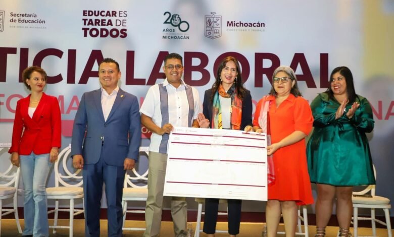 Entregan Formato Único de Personal a 2300 trabajadores de la educación