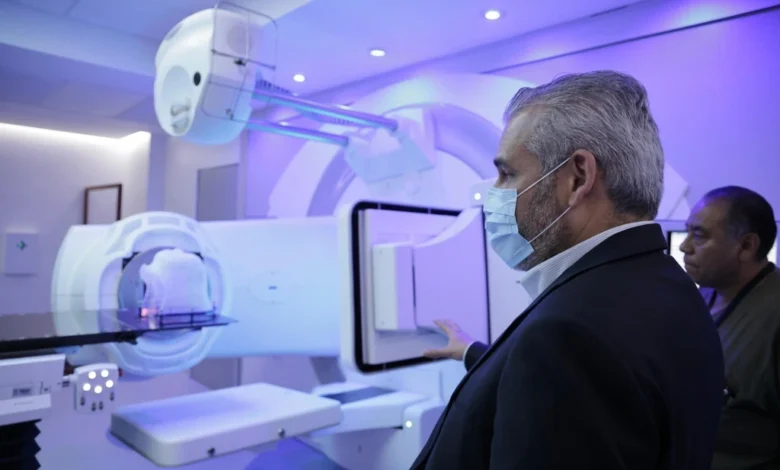 Modernizó el gobernador los equipos para tratar el cáncer en el estado