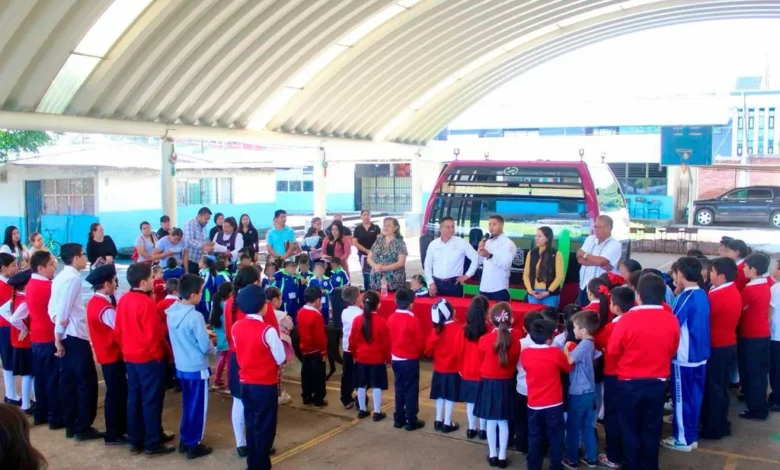 Niños de Uruapan conocen en escuelas cómo es la cabina del teleférico