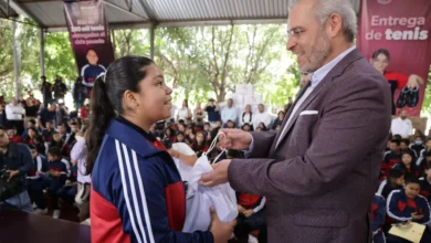 Para estudiantes de secundaria, 400 mil pares de tenis en el gobierno de Bedolla