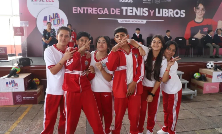 SEE entrega tenis para más de 6 mil 300 alumnos de la región La Piedad