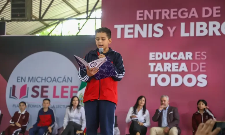 Un adolescente leyó un mensaje del Popol vuh en la entrega de tenis