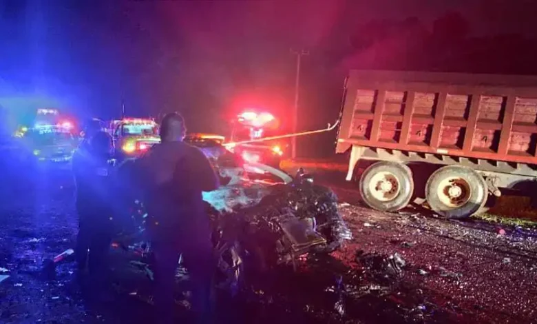 Un muerto y dos heridos por choque entre camión y un auto en Irimbo