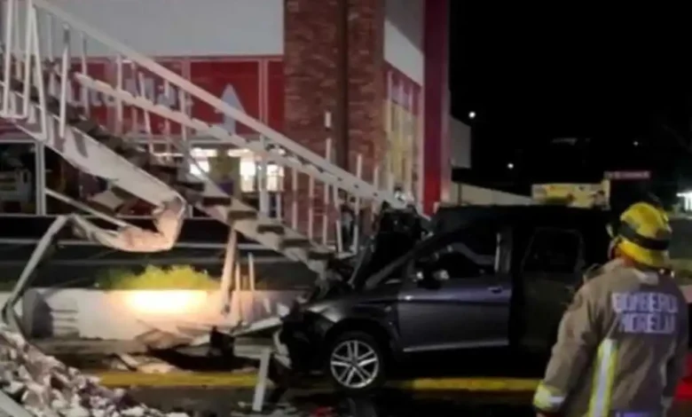 Una camioneta se estrelló contra un puente peatonal, en Morelia