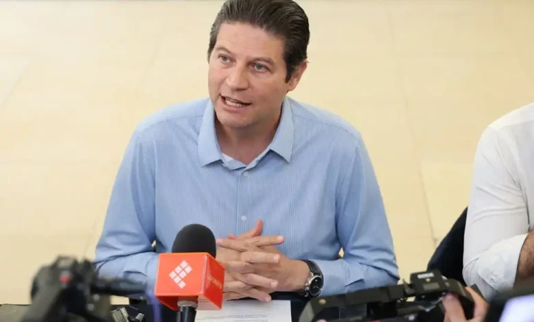 Alfonso Martínez llama al orden y regularización de anuncios publicitarios