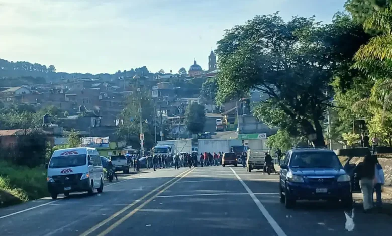 Con bloqueo, exigen que se encuentre a un jornalero desaparecido en Tingüindín