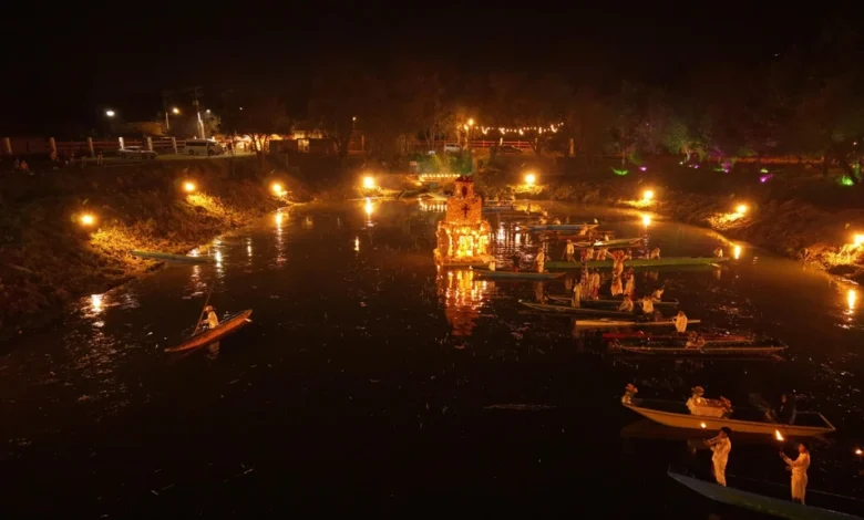 Cuándo y a qué hora ver el recorrido nocturno de canoas de Urandén