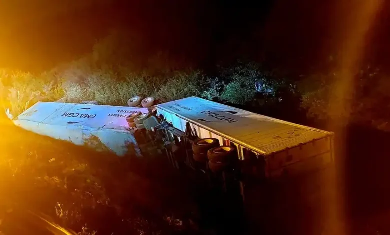 Dos trailers accidentados en diferentes hechos, en la Siglo XXI