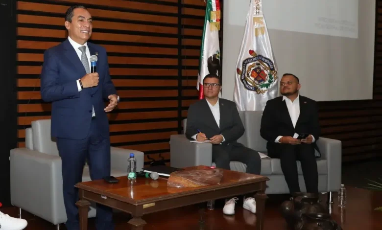 El Fiscal estatal dio una conferencia en la UMSNH