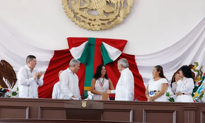 Entregó la 76 Legislatura la presea “Constitución de 1814” a Alma Rosa Bahena